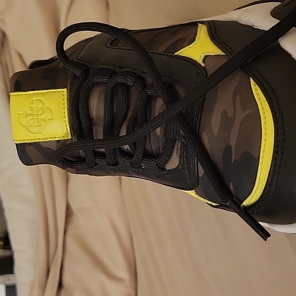Guess camo sneakers. - Picture 3 of 5